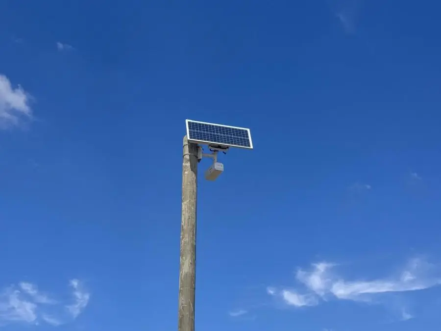 Cámara solar AMC instalada en poste de campo Uruguay